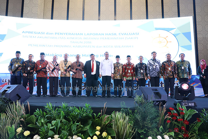 Sekretaris Daerah Bengkalis saat melakukan foto bersama dengan Bupati/Walikota se-Provinsi Riau usai menerima Sakip Award tahun 2018