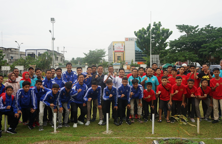 Camat Mandau Melakukan Pelepasan Kontingen Sekolah Sepak Bola (SBB) U-14 