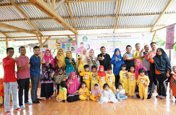 Bunda PAUD Kecamatan Mandau Dewi Asdinar Ikut Sukseskan Gerakan Edukasi  Makan Ikan Cegah Stunting di TK Nur Ramadhani