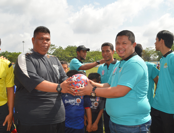Turnamen SSB Duri Galaxy Cup merebut Piala Camat Mandau dibuka secara resmi oleh Riki Rihardi