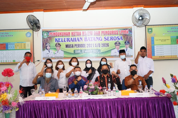 Hadiri Pengukuhan di Batang Serosa, Camat Riki Ajak RT, RW dan Pengurus LPMK yang Baru Dilantik Untuk Selalu Berkomitmen Melayani Masyarakat