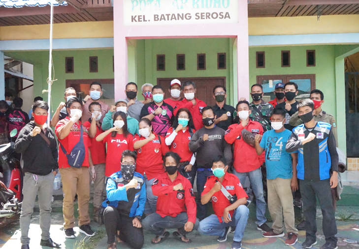 Bersama Pemuda Batak Bersatu, Camat Mandau Ikut Gotong Royong Penyemprotan Disinfektan Sekaligus Serahkan Alat Bantuan di Kelurahan Batang Serosa