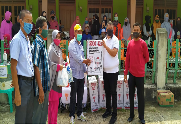 Cegah Covid-19, Pemerintah Kecamatan Mandau serahkan Alat Penyemprot dan Cairan Disinfektan ke Kelurahan Balik Alam